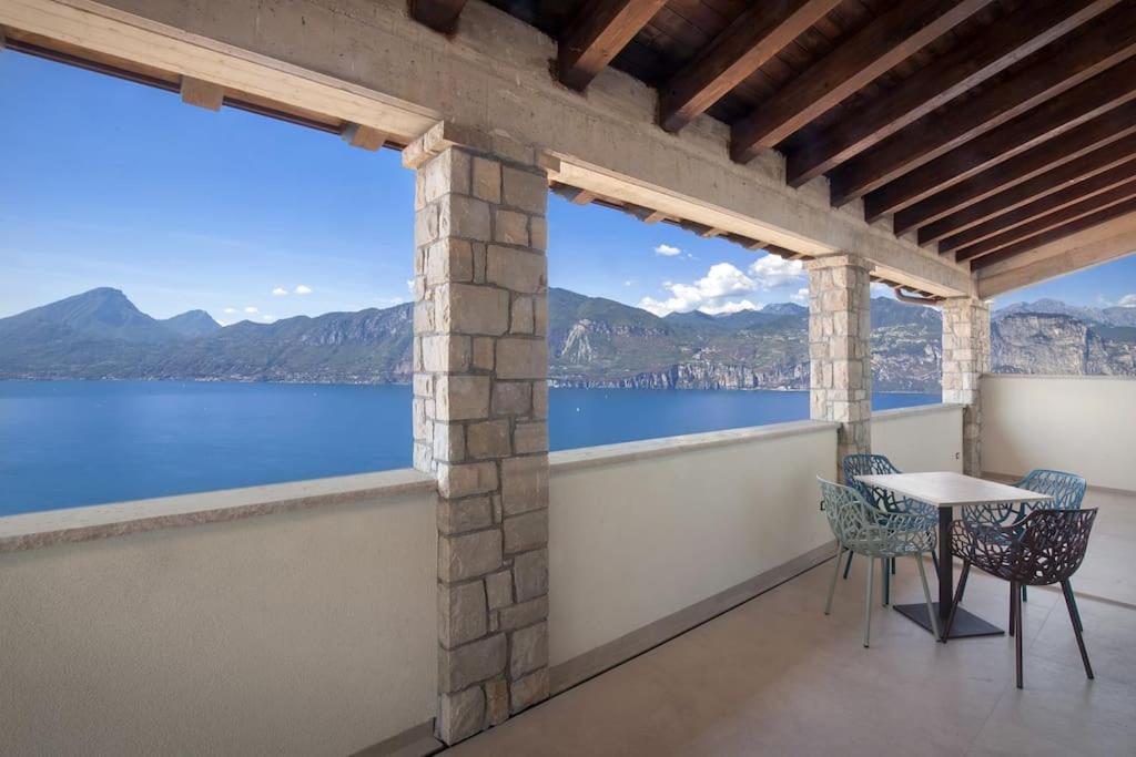 Villa Divina - Apt Divina Con Piscina E Vista Lago Castelletto Di Brenzone Exterior photo