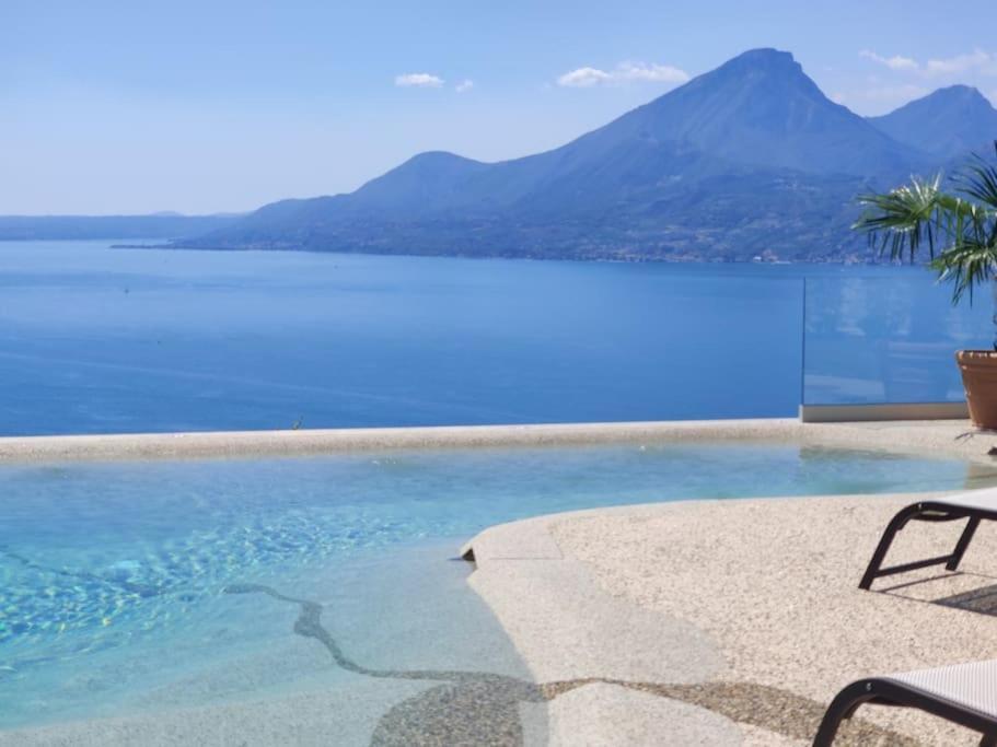 Villa Divina - Apt Divina Con Piscina E Vista Lago Castelletto Di Brenzone Exterior photo