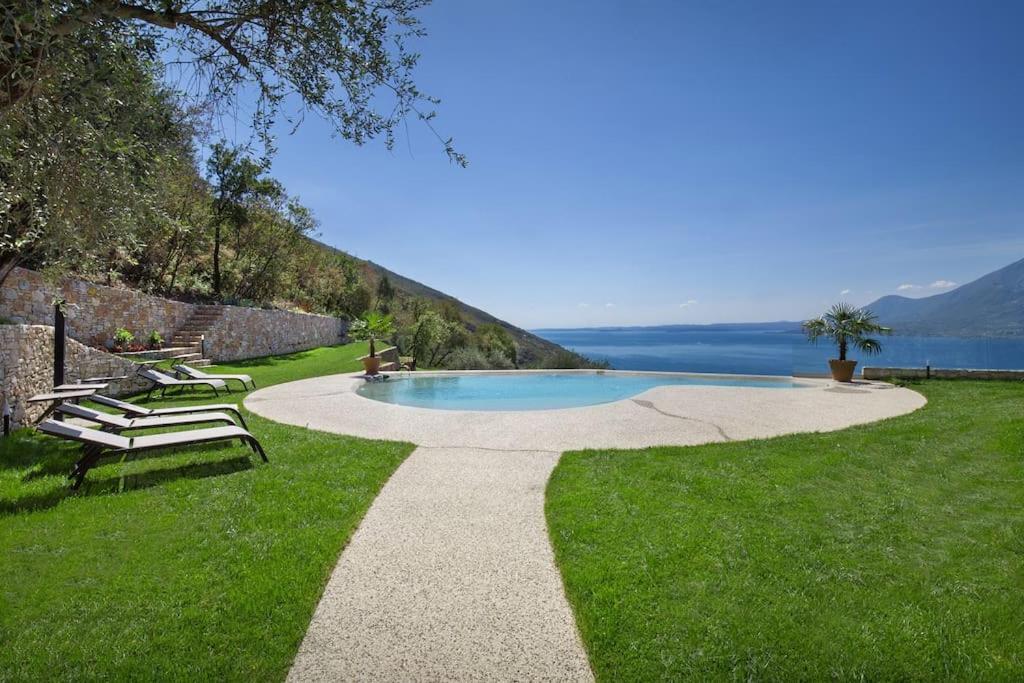 Villa Divina - Apt Divina Con Piscina E Vista Lago Castelletto Di Brenzone Exterior photo