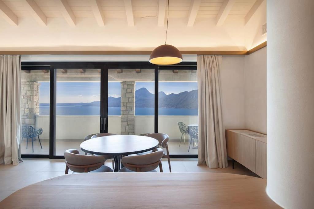 Villa Divina - Apt Divina Con Piscina E Vista Lago Castelletto Di Brenzone Exterior photo